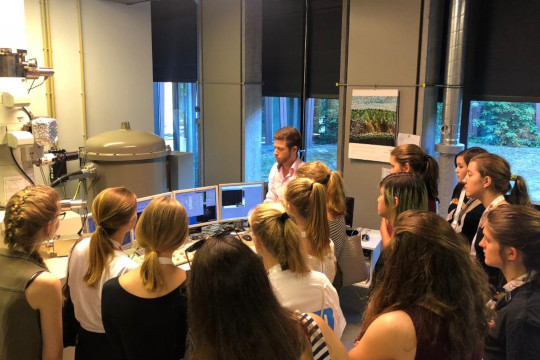Photo of group of female pupils visiting the TEM lab in CRC 951